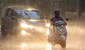 दिल्ली में अचानक तेज बारिश ने लोगों की बढ़ाई समस्या, मौसम विभाग का रेड अलर्ट