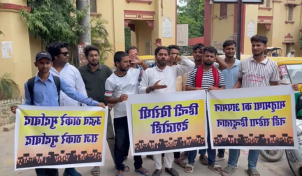 बीएचयू में हिंदी के समर्थन में प्रदर्शन : छात्रों ने कहा- हिंदी हमारी पहचान, विरोध बर्दाश्त नहीं