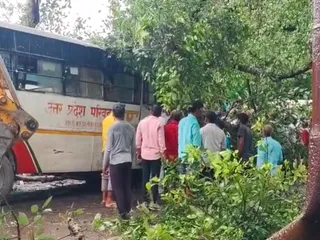 Barabanki: UP रोडवेज की बस पर गिरा पेड़,