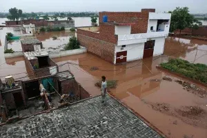 Punjab Flood Update: बाढ़ में डूबे 1300 गांव, नदियां उफान पर, केजरीवाल ने की मदद की अपील