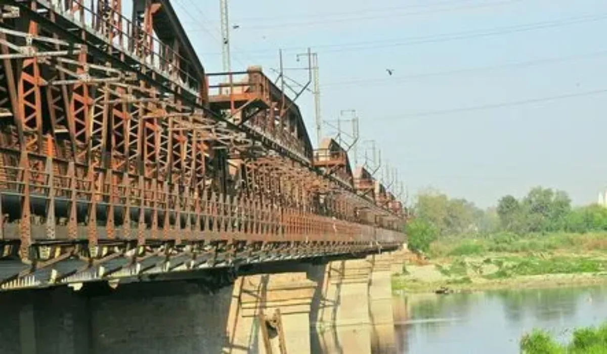 Delhi Old Railway Bridge Closed