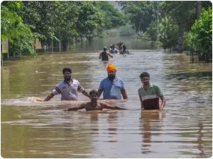 Flood In Punjab: पंजाब में बाढ़ से हाहाकार, 10 जिलों के बिगड़े हालात, बांधों पर झमता से अधिक पानी हुआ जमा