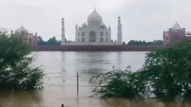 Taj Mahal Flood News