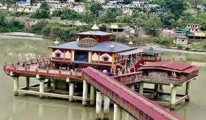 Dhari Devi Temple: भारत का एक ऐसा रहस्य मयी मंदिर, जहां दिन में 3 बार माता की मूर्ति बदलती है रूप