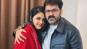 Pawan Singh से मिलने पहुंची पत्नी Jyoti Singh को पकड़ने आई पुलिस, छलका दर्द कहा- हम अपने पति से भी नहीं …