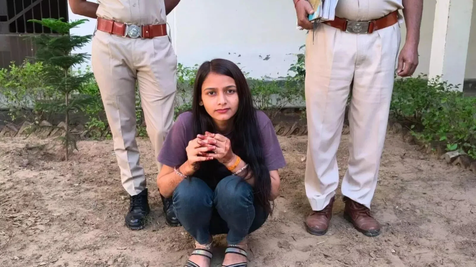 Mathura Looteri Bride Case