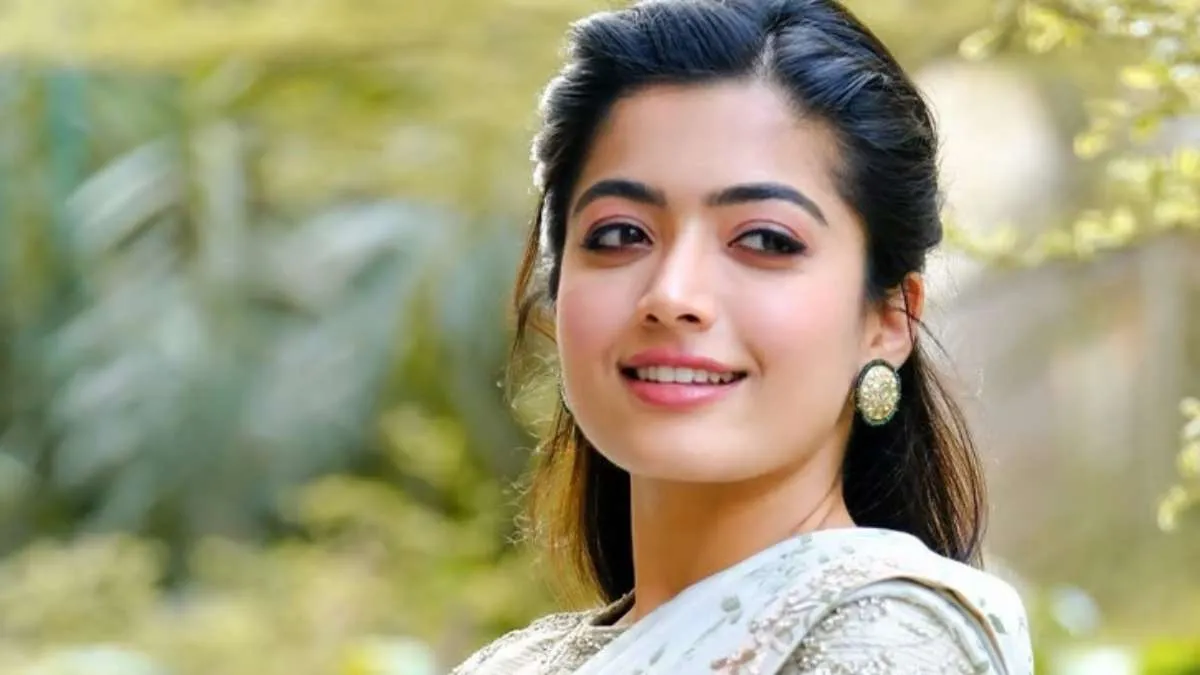 ‘गो गोआ गॉन’ की पहली फिल्म ने सालों पहले ज़ॉम्बी कॉमेडी के नए ट्रेंड को शुरू किया था। अब इसका सिक्वल ‘गो गोआ गॉन 2’ 15 अक्टूबर 2025 को रिलीज़ होने जा रही है। इस बार भी फिल्म में सैफ अली खान, कुणाल खेमू और राधिका मदान मुख्य भूमिका में हैं।फिल्म की कहानी पिछले पार्ट की ही तरह ज़ॉम्बी महामारी के बीच कई कॉमिक और रोमांचक घटनाओं को दर्शाती है। निर्देशक राज & दीन की जोड़ी ने इस बार कहानी को और ज्यादा दिलचस्प, तेज़-तर्रार और हंसोड़ बनाने का वादा किया है।
Bollywood new releases 2025