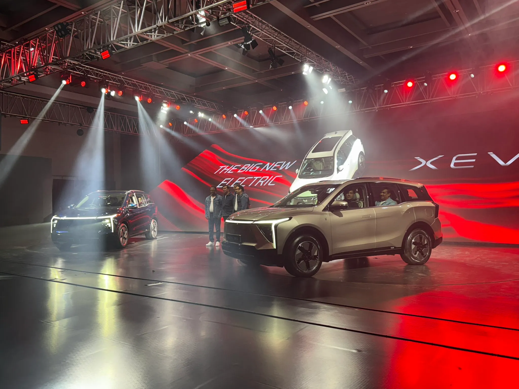 Mahindra XEV 9s VS Tata Harrier EV