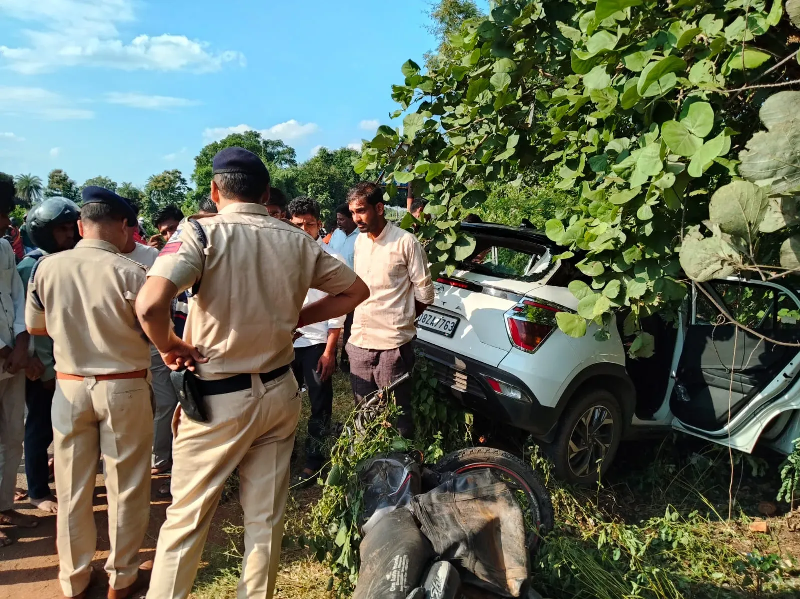 Tourists vehicle Accident (credit-sm)
