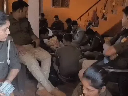 Pratapgarh Note Bundles News (credit-sm)