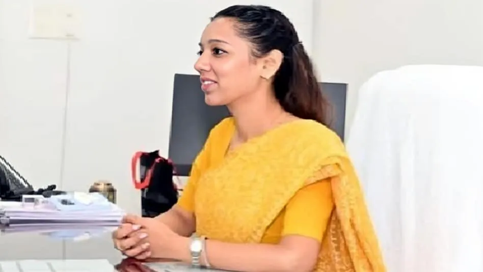 Baghpat DM Asmita Lal Kon Hai (credit-sm)