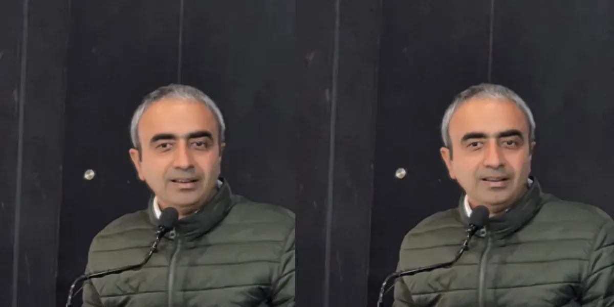 बागपत जेल में गूंजा अहिंसा का पाठ - जैन धर्म गुरुओं ने कैदियों को दिया सत्य का संदेश
गलत कार्य करने वाले मनुष्य को दुनिया में ही भोगने पड़ते है कष्ट....
बागपत।बागपत जेल में मंगलवार को
अहिंसा का पाठ गुंजा।यहां जैन धर्म गुरुओं ने कैदीयों को सत्य और अहिंसा का पालन करने का सन्देश दिया गया।सौम्य सागर महाराज ने प्रवचन करते हुए कहा की आत्म चिंतन और मनन से विकृतिया दूर होंगी।उन्होंने ने आगे कहा की गलत कार्य करने वाले मनुष्य को कष्ट भोगने पड़ते है। दरअसल,बागपत जिला कारागार में जैन मुनियों ने मंगल प्रवचन कर जेल में बंद कैदियों के ह्रदय परिवर्तन हेतु जिला कारागार द्वारा जैन मुनि सौम्य सागर महाराज व जैन मुनि निश्चल सागर महाराज का जेल में बंद कैदियों के सुधार एवं जीवन की मुख्य धारा से जोड़ने को प्रवचन का कार्यक्रम आयोजित कराया गया। जिसमे बागपत के प्रसिद्ध समाज सेवी अंकुश जैन द्वारा जैन मुनियों को सादर आमंत्रित किया गया था एवं जेल अधीक्षक जिला कारागार,बागपत प्रशान्त मौर्य के निर्देशन में प्रवचन हेतु अन्य आवश्यक व्यवस्थाएँ की गयी। कारागार में निरूद्ध बंदियों को जैन मुनियों द्वारा निश्छल सदकर्म करने कों प्रोत्साहित किया गया एवं बताया गया कि क्षणिक भावावेश एवं लालचवश कोई भी गलत कार्य करने से मनुष्य को प्रायश्चित एवं कष्टों का भोगना पड़ता है। इससे बचने के लिए मनुष्य को आत्म-चिन्तन एवं मनन कर अपने कर्तव्यों का निर्वहन करना चाहिए। कारागार में आने के बाद बंदी-भाईयों के पास समय प्रयाप्त होने से बंदी मनन अध्ययन में अपना समय देकर आने वाला समय बहतर बना सकते हैं। इस अवसर पर जेल अधीक्षक प्रशान्त मौर्य, जेलर कस्तूरीलाल गुप्ता, उप कारापाल प्रशान्त कुमार, उप-कारापाल रविप्रकाश, समाज सेवी अंकुश जैन आदि मौजूद रहें।
Punjab News