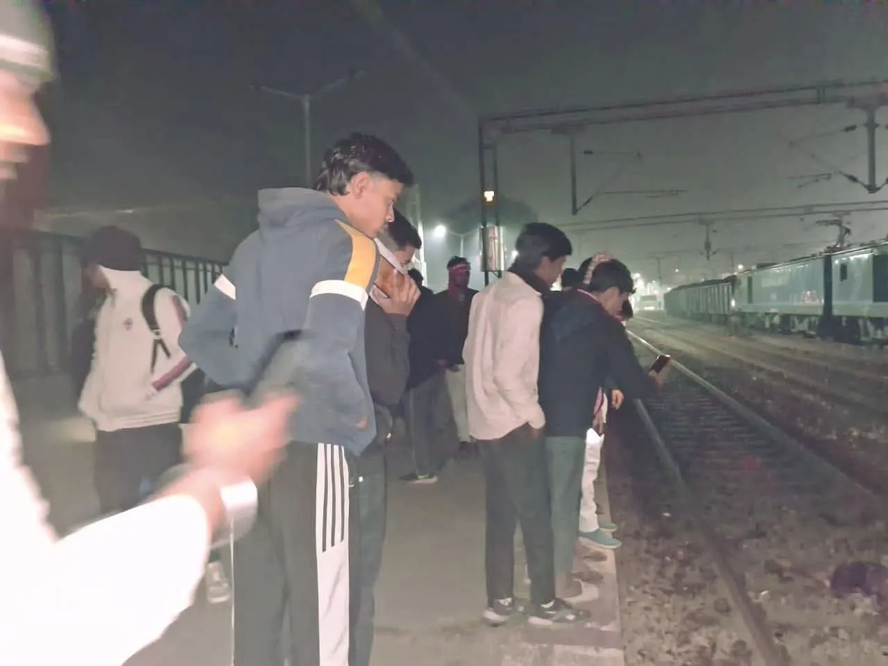 मालगाड़ी की चपेट में आए बाइक सवार, मौके पर ही थमी सभी सांसें