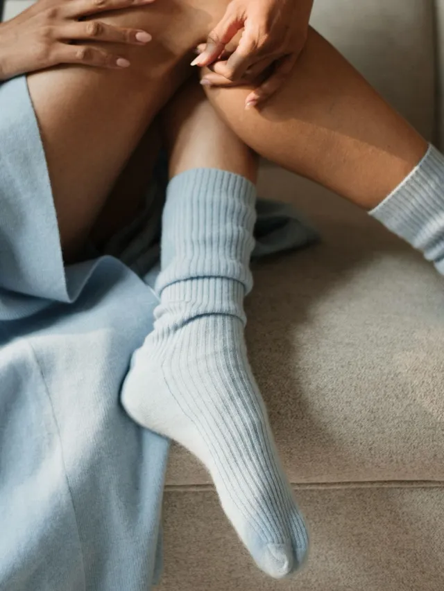 Wearing Socks While Sleeping: रात में मोज़े पहनकर सोने से क्या होता है?