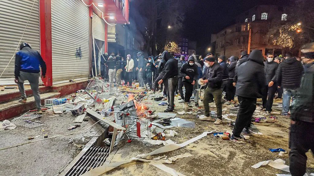 ईरान के 50 शहरों में हिंसक प्रदर्शन, इंटरनेट ठप, एयरस्पेस बंद, अबतक 45 की मौत