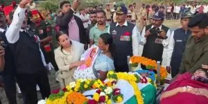 ‘स्ट्रेचर पर पत्नी, गोद में 8 घंटे पहले जन्मी मासूम बेटी…’, तिरंगे में लिपटे शहीद पापा को ऐसे दी अंतिम विदाई, रो पड़ा पूरा गांव