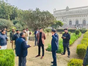जिलाधिकारी ने बड़ा इमामबाड़ा परिसर का किया निरीक्षण, स्वच्छता, सौंदर्यीकरण एवं व्यवस्थाओं में सुधार के दिए निर्देश