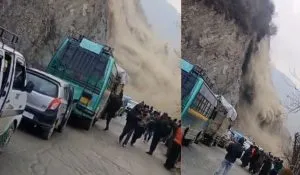 कश्मीर के उरी हाईवे पर पत्थरों की बारिश, भरभराकर गिरा पहाड़, यातायात बाधित