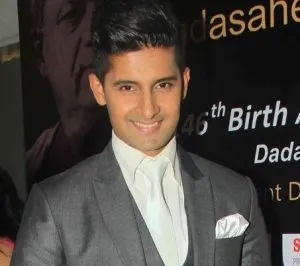 Ravi Dubey Early life