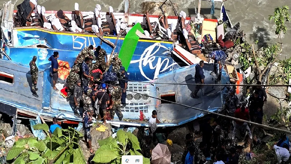 मातम में बदला शादी का जश्न, नेपाल में बारातियों से भरी बस खाई में गिरी, 8 लोगों की मौत, 45 घायल