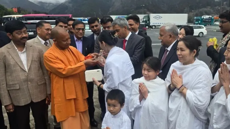जापान में दिखी भारतीय संस्कृति की झलक, CM योगी को बच्चों ने किया दंडवत प्रणाम, सुनाए श्लोक