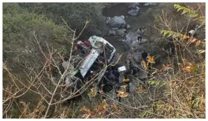 देहरादून में बड़ा सड़क हादसा: खाई में गिरी बस, 3 की मौत; कई घायल