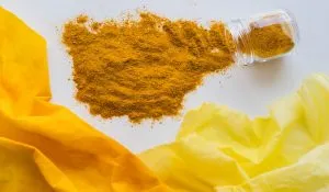 applying turmeric on face