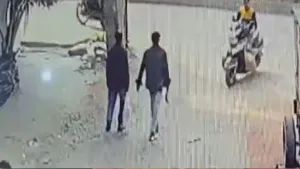 Shocking ! पटना की सड़क पर दिनदहाड़े हत्या, चलाए गले पर 10 बार चाकू, सहमे लोग