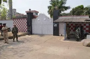 गैंग्स औफ वासेपुर स्टाइल में हुआ सिंह मेंशन पर हमला, बदमाशों ने गेट के अंदर और बाहर फेंके 2 सुतली बम