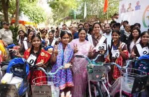 CM Rekha Gupta Cycle Distribution