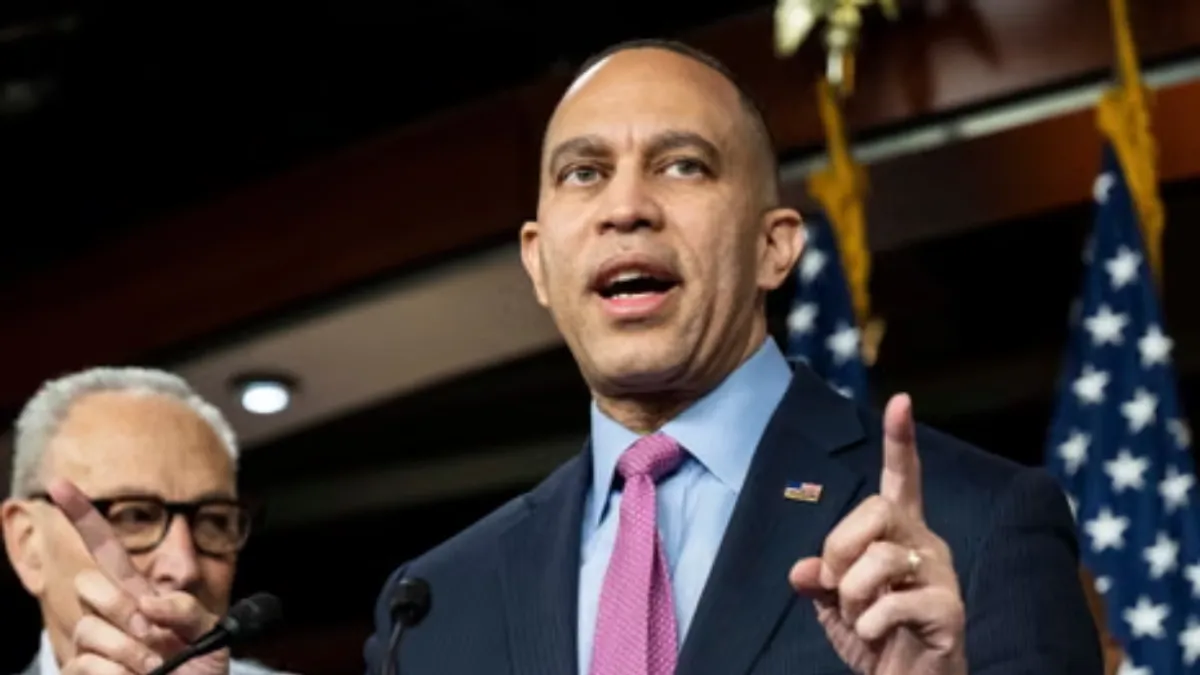 Hakeem Jeffries criticism Trump (1)