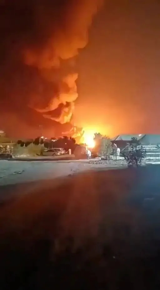 ईरान ने शुक्रवार को कुवैत अल-जहरा इलाके में अली अल सलेम एयर बेस को निशाना बनाया। हमले के बाद एयरबेस के पास धुआं उठता हुआ।