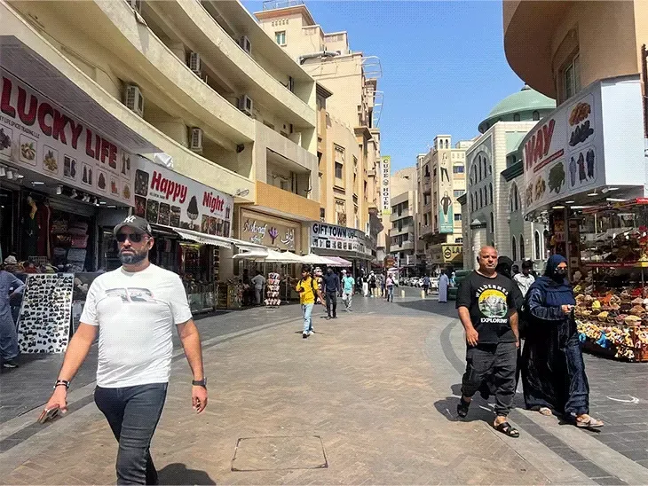 दुबई में ईरानी हमलों की वजह से बाज़ार खाली हैं। लोग सिर्फ़ ज़रूरी चीज़ें खरीदने के लिए बाहर आ रहे हैं। बीच पर भी कुछ ही टूरिस्ट दिखे।