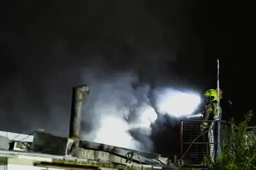 ईरान ने सेंट्रल इज़राइल में गोले दागे, जिससे कई इलाकों में आग लग गई। मौके पर बचाव और राहत टीमें काम करती दिखीं।