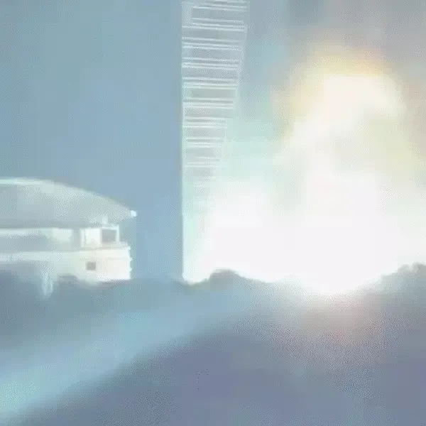 गुरुवार रात ईरानी हमले में दुबई की एक बिल्डिंग में आग लग गई।