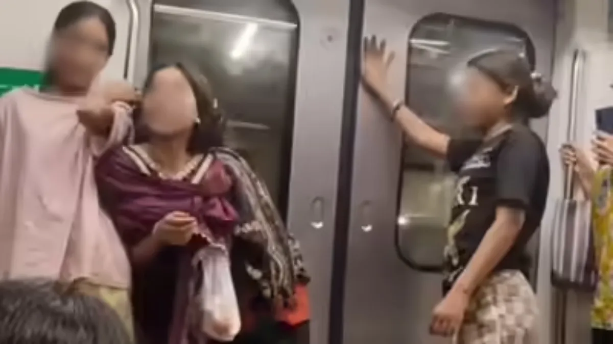Minor Girls Abusing in Delhi Metro Video