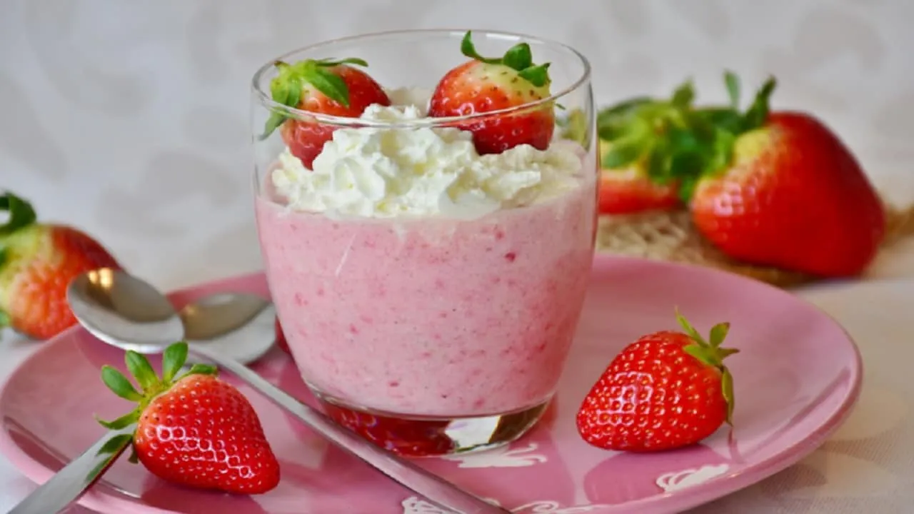Strawberry Milkshake Recipe in Hindi