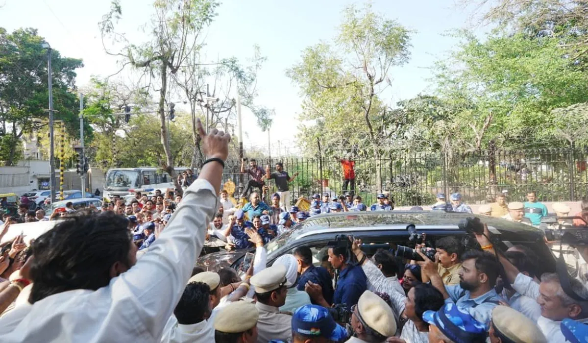 Kejriwal on Hanging Room Issue