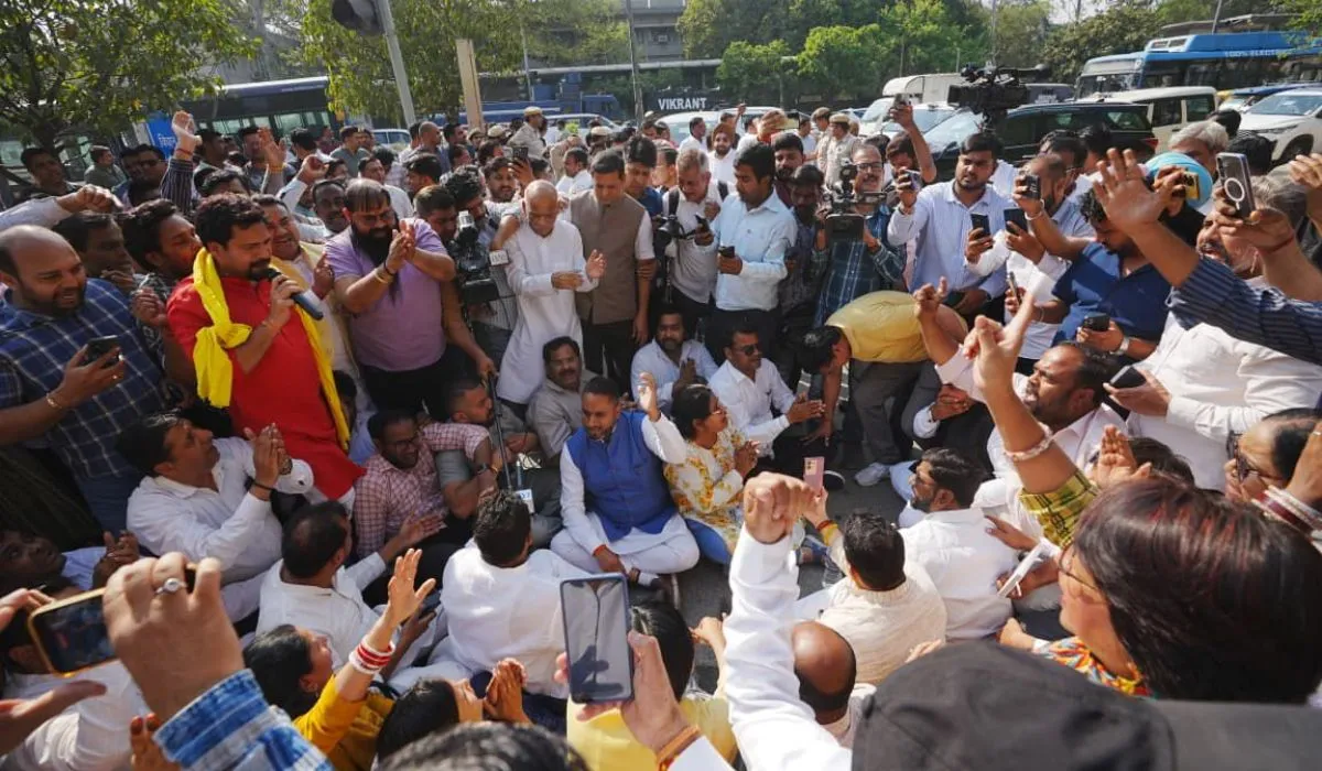 Kejriwal on Hanging Room Issue