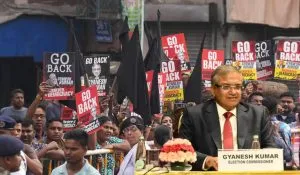 कोलकाता में चुनाव आयोग की टीम के खिलाफ TMC का प्रदर्शन, काले झंडे दिखाकर लगाए “Go Back” के नारे, जानें पूरा मामला