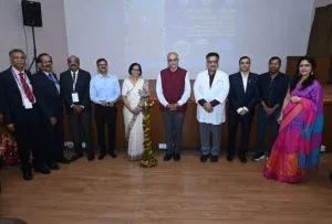 प्रोफेसर विवेक लाल, निदेशक, पीजीआईएमईआर (PGIMER), उद्घाटन समारोह के दौरान प्रतिष्ठित गणमान्य व्यक्तियों के साथ।