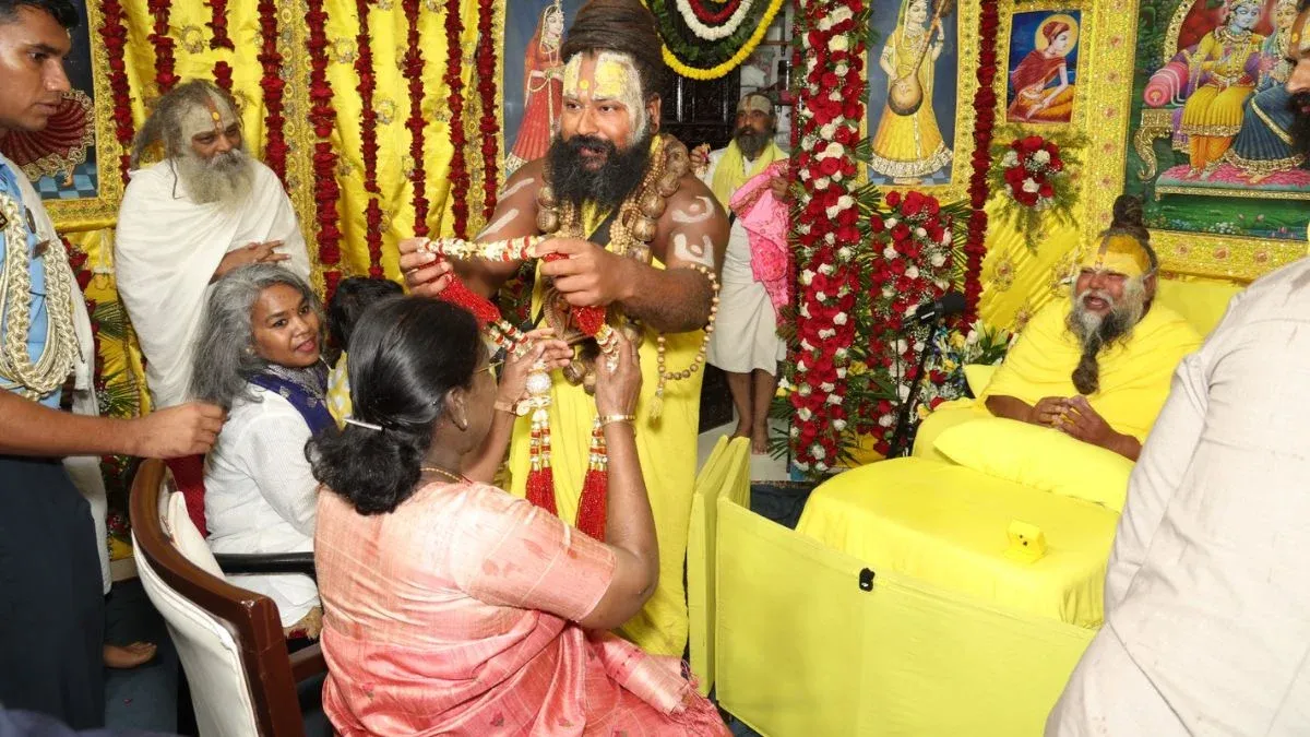 President Murmu with Premanand Maharaj