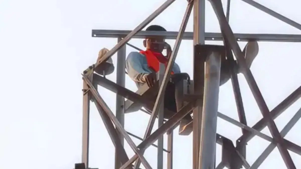 Men Climb Tower to Meet Lover
