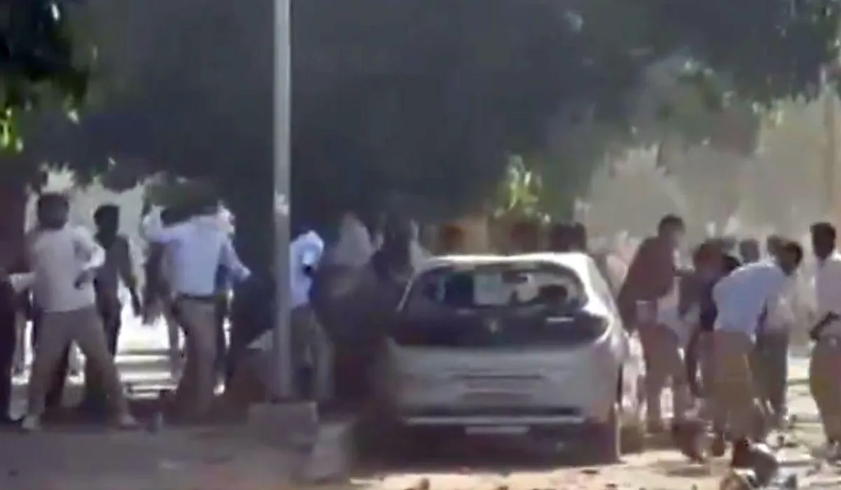 Noida Phase 2 workers protest