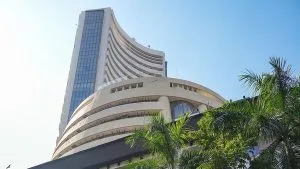 अमेरिका-ईरान के बीच बढ़ा तनाव, भारतीय शेयर बाजार गिरावट के साथ खुला, Sensex 137.14 अंक टूटा