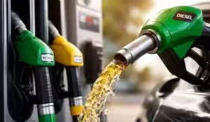 मिडिल ईस्ट तनाव के बीच भारत सरकार ने तेल कंपनियों को दिया बड़ा झटका!  डीजल-हवाई ईंधन पर इतने रुपए बढ़ाई एक्सपोर्ट ड्यूटी