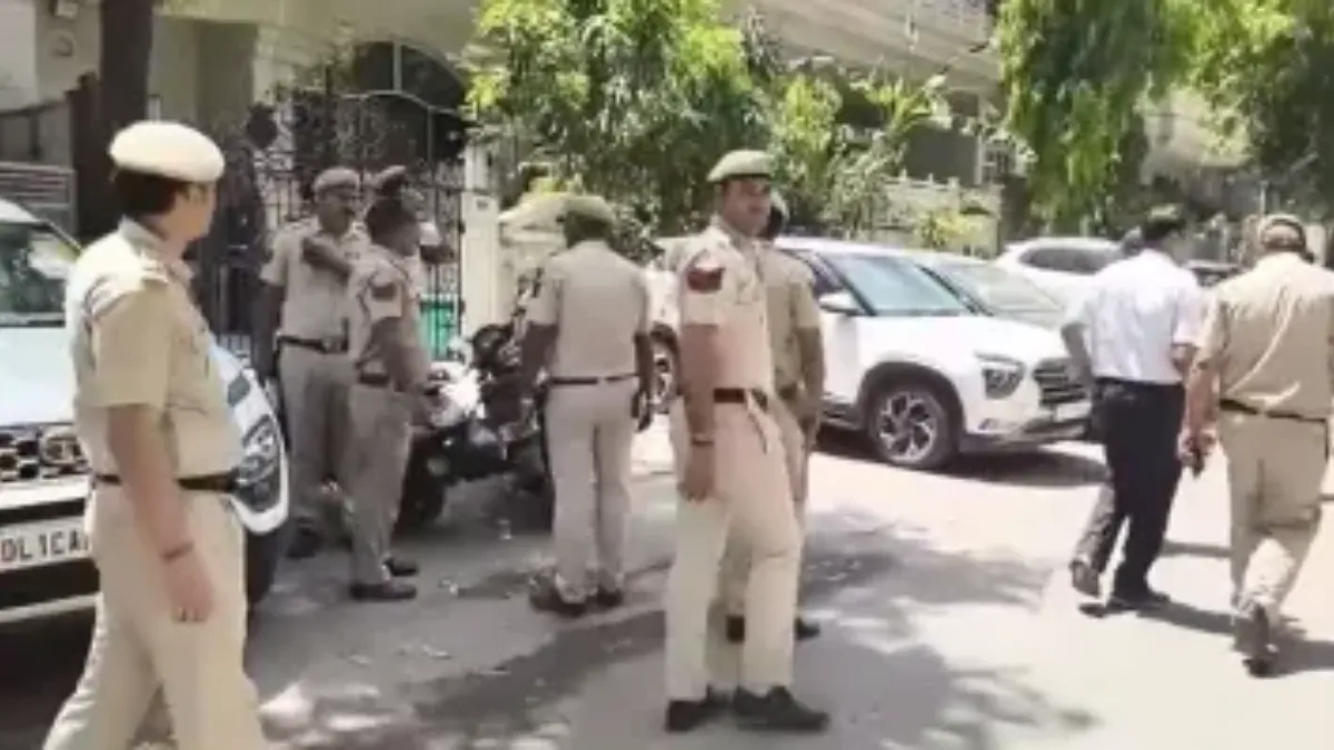 दिल्ली IRS अधिकारी की बेटी की हत्या, चार्जिंग तार से घोंटा गला, पुराने नौकर पर शक, सेक्सुअल असॉल्ट की आशंका