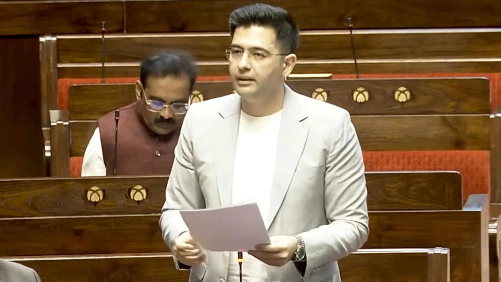 AAP ने राघव चड्ढा को राज्यसभा में उपनेता पद से हटाया, “बोलने का समय भी ना दिया जाए”, जानें कौन बना नया उपनेता