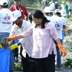 Delhi : स्वच्छता अभियान : CM रेखा गुप्ता ने चिल्ला गांव के यमुना घाट पर लोगों के साथ किया श्रमदान
