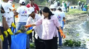 Delhi : स्वच्छता अभियान : CM रेखा गुप्ता ने चिल्ला गांव के यमुना घाट पर लोगों के साथ किया श्रमदान